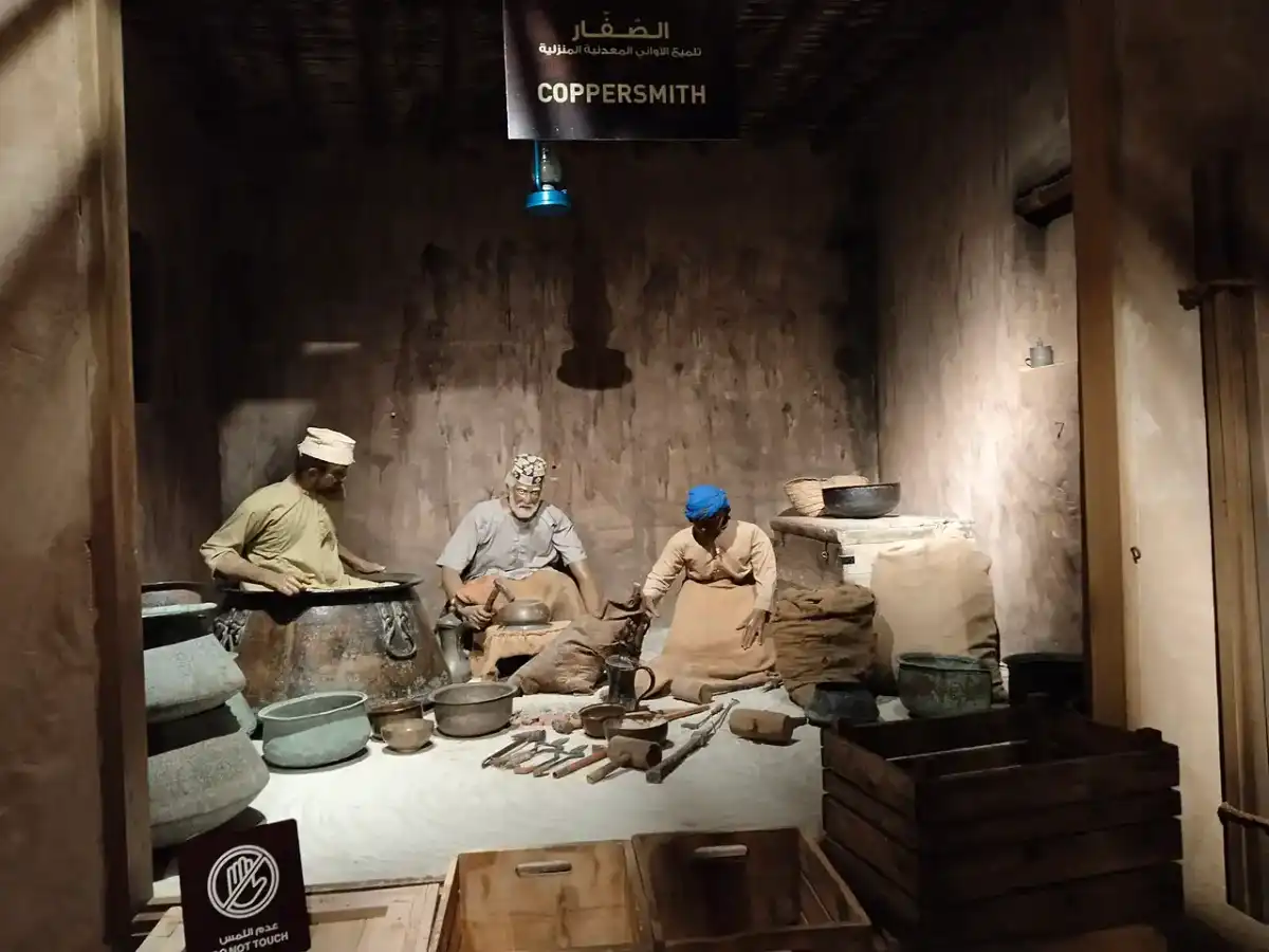 Traditionele coppersmith werkplaats in Ajman Museum