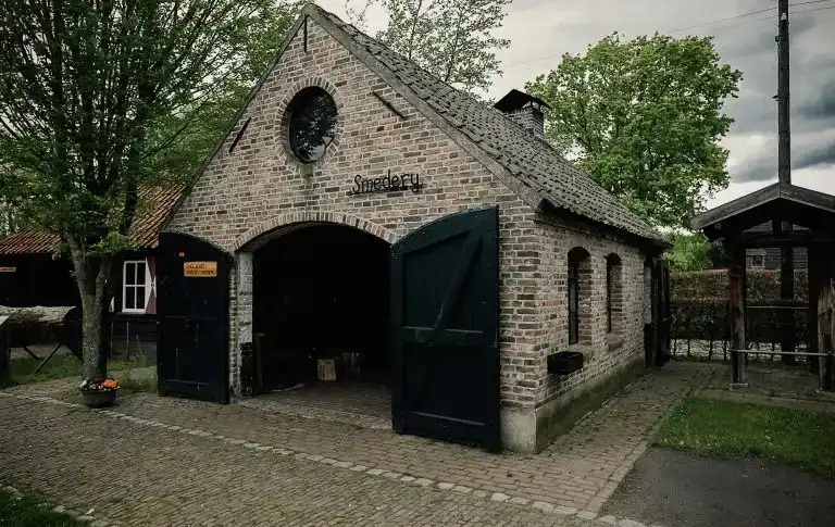 Smederij met aambeeld en gereedschap, Giessenburg