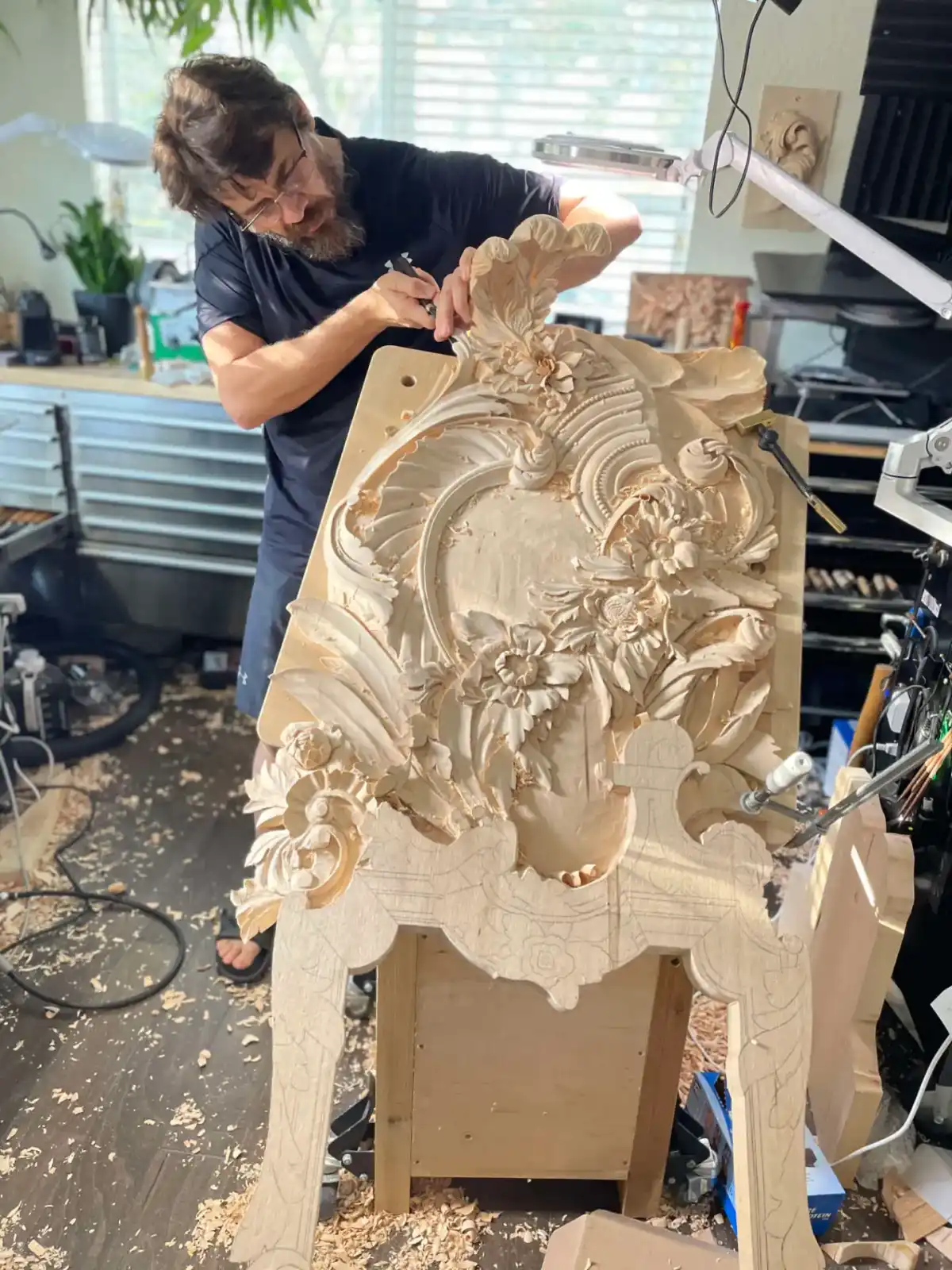 Houtsnijwerk aan ornamentaal paneel